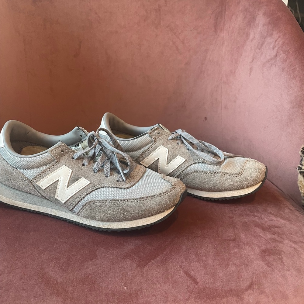 New balance tennis shoes, gray